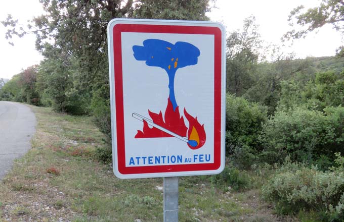 Non, la forêt ne brûle pas toute seule. Le feu suit l’homme