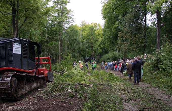 Engin de dessouchage Fichaux en forêt