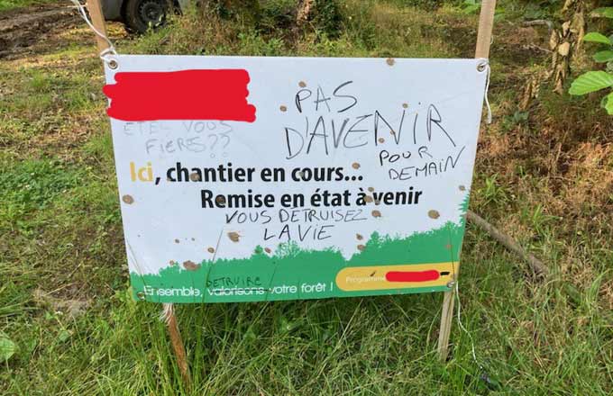 Panneau tagué sur un chantier forestier anonymisé (crédit de l’illustration: UCFF via twitter.com)