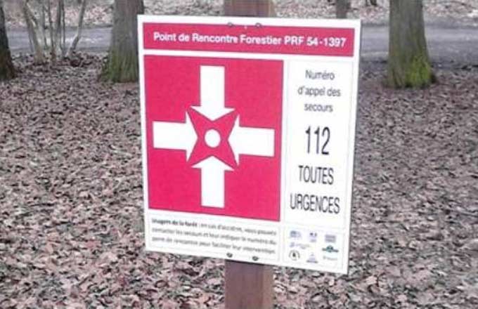 Des points de rencontre des secours existent déjà en forêt, en particulier en Lorraine, dont certains signalés par un panneau (photo droits réservés)