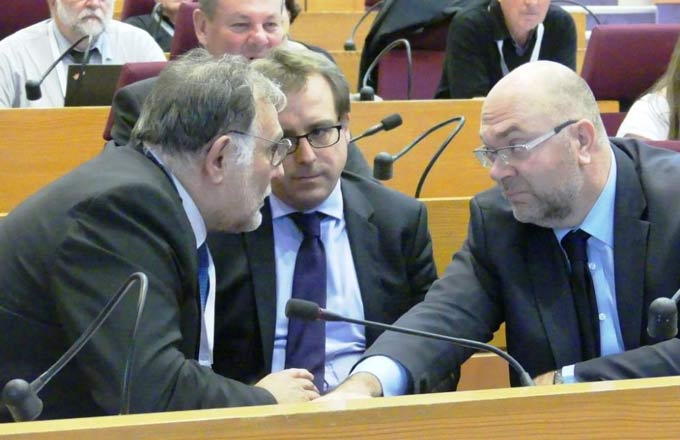 À gauche, Dominique Jarlier, président de la FNCOFOR; à droite, Stéphane Travert, ministre de l’Agriculture, et son conseiller forêt Vincent Abt, au centre, lors de l’assemblée générale 2017 de la Fédération française des communes forestières