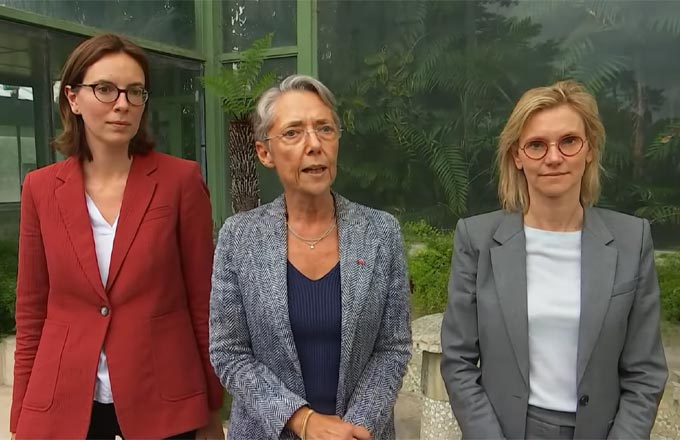 La Première ministre, Élisabeth Borne (au centre), entourée d’Amélie de Montchalin (à sa droite) et d’Agnès Pannier-Runacher (à sa gauche), respectivement ministre de la Transition écologique et de la Cohésion des territoires et ministre de la Transition énergétique (crédit photo: Gouvernement)