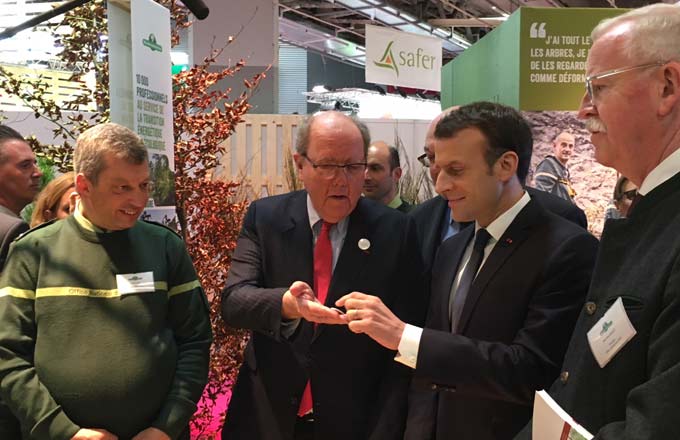 De gauche à droite: Patrick Soulé (ONF), Cyril Le Picard (France Bois Forêt), Emmanuel Macron et, derrière lui, le ministre Stéphane Travert, Jean-Yves Caullet (ONF), au salon de l’agriculture 2018