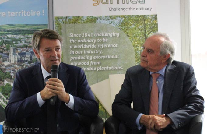 François Baroin, président de Troyes Champagne Métropole (à gauche) et Pedro Garnica, président de Garnica (à droite)