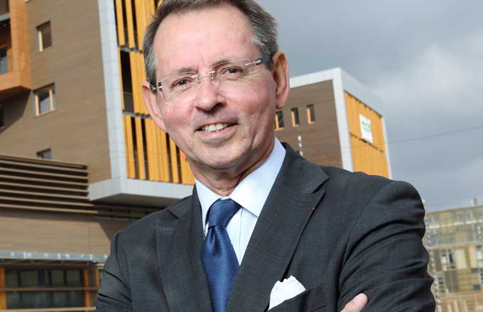 Georges-Henri Florentin, directeur général délégué et conseiller du président à FCBA, devant le siège social de l’institut, une construction bois à la Cité Descartes