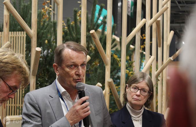 Jean-Michel Servant, au salon des maires 2023. À gauche, le ministre de l’Agriculture, Marc Fesneau, et, à droite, Valérie Metrich-Hecquet, directrice générale de l’Office national des forêts (crédit photo: CC/Forestopic)