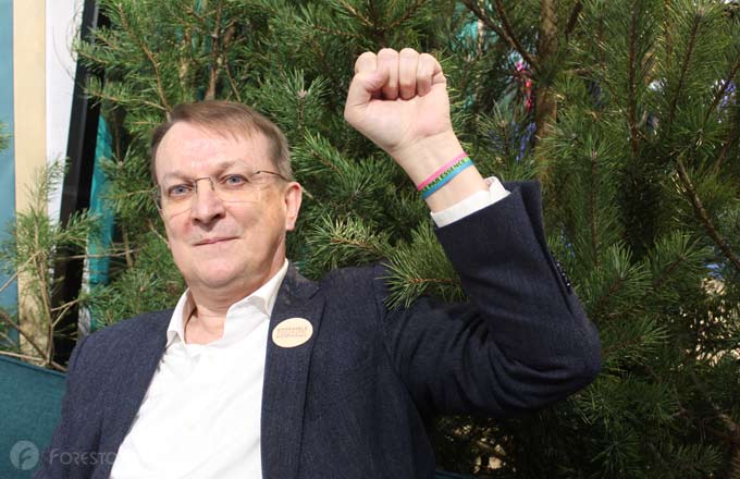 Jean-Michel Servant, président de FBF, avec un bracelet arborant le slogan « Utile par essence » (crédit photo: CC/Forestopic)