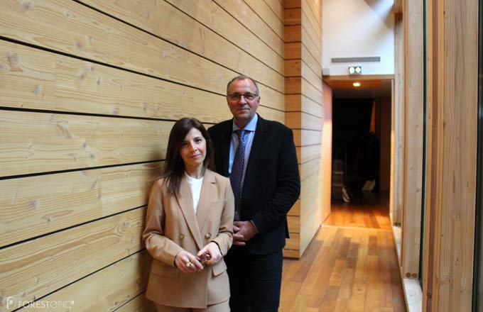 Le président et la directrice générale du CNDB, Samuel Gardavaud et Sarah Laroussi, au cinéma Les Fauvettes à Paris, un bâtiment en grande partie à structure bois, imaginé par l’agence Loci Anima, comprenant une charpente de douglas d’origine française en bois massif reconstitué et un pylône d’ascenseur en bois (crédit photo: CC/Forestopic)