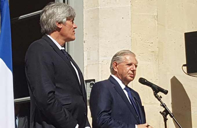 Passation de pouvoirs entre Stéphane Le Foll, à gauche, et Jacques Mézard, à droite, le 17 mai 2017 au ministère de l’Agriculture