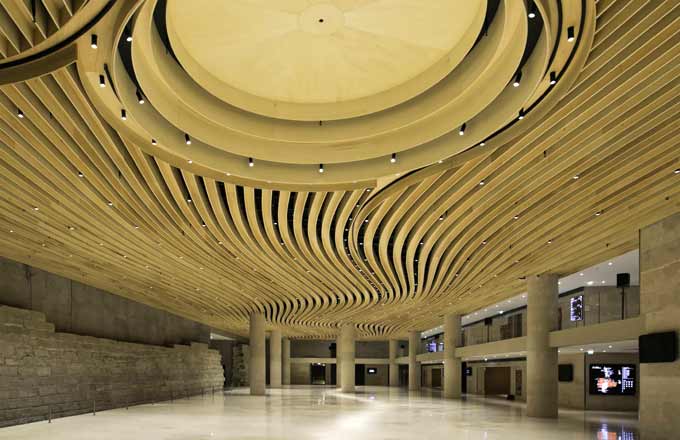 Plafond en bois au Carrousel du Louvre à Paris