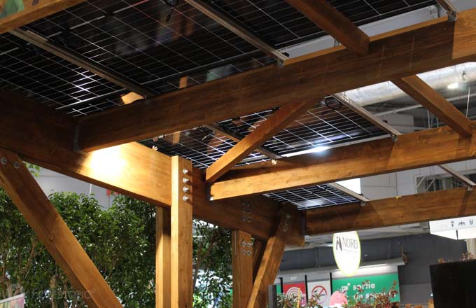 Ombrière photovoltaïque Piveteaubois en exposition au salon des maires, fin 2023, à Paris (photo : CC/Forestopic)