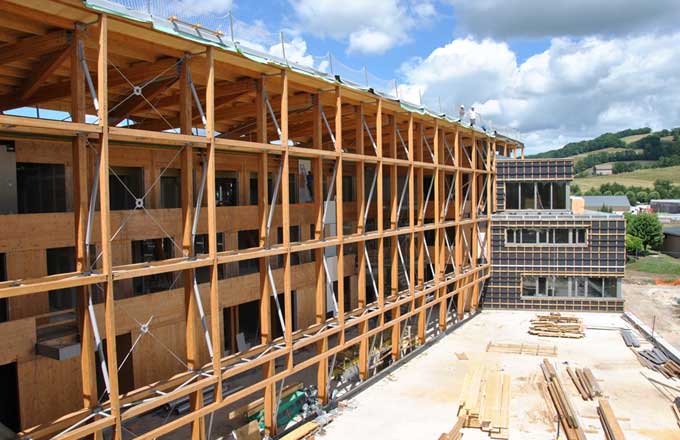 Bâtiment à ossature bois réalisé en 2010 pour le Crédit agricole à Aurillac, mobilisant notamment du douglas et de l’épicéa, et signé par Afaa Architecture (photo: droits réservés)