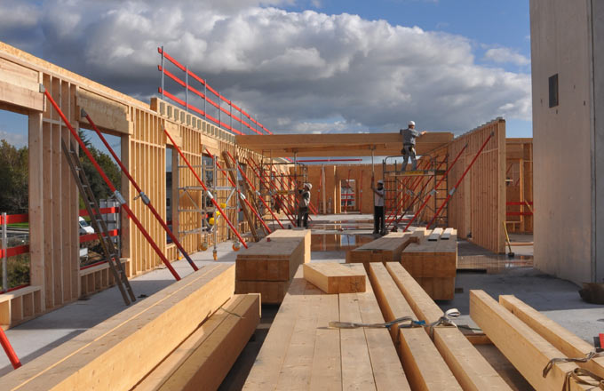 Les techniques de la construction bois se développent avec des applications variées, pour des bâtiments tertiaires ou d’habitation, par exemple (crédit photo: Carole Humeau/Atlanbois)