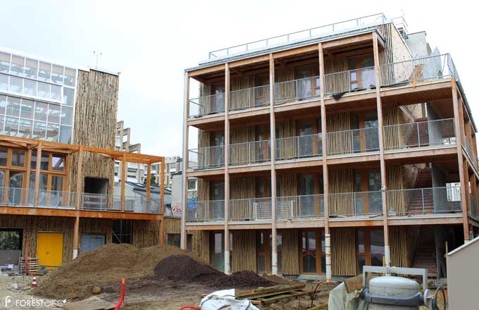 La Ferme du Rail, bâtiment à ossature bois avec isolation en paille, en cours de réalisation à Paris (crédit photo: CC/Forestopic)