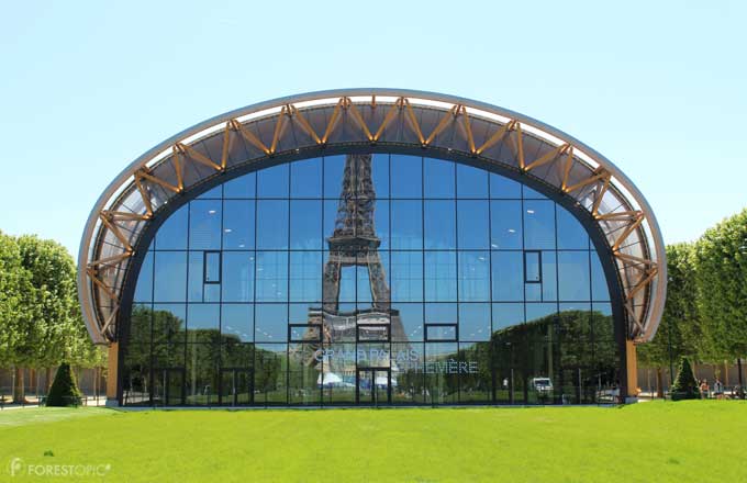 Le Grand Palais éphémère dans lequel se reflète la tour Eiffel (crédit photo: CC/Forestopic)