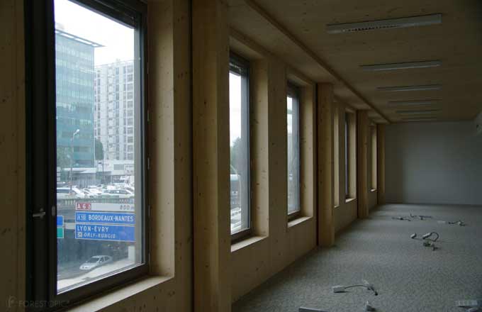 Façade sud, panneaux en bois CLT et double peau de verre (photo: Forestopic)