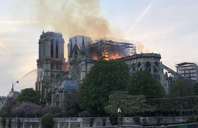 La cathédrale Notre-Dame de Paris en proie aux flammes, lors d’un incendie qui s’est déclenché le lundi 15 avril 2019, vers 18h50