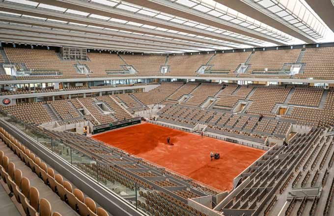 Au stade Roland-Garros, le court Philippe-Chatrier, reconstruit à 80 %, muni de sièges en bois et d’un toit rétractable qui évite l’interruption des matchs en cas de pluie (crédit photo: Christophe Guibbaud/FFT)