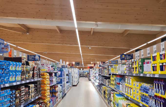 Vue intérieure du supermarché en bois de Lidl à Épinal (photo: droits réservés)