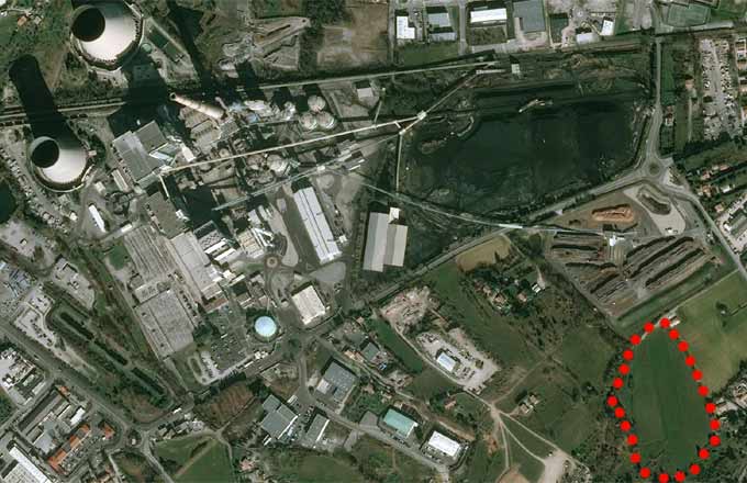 La centrale thermique de Gardanne. Entouré de pointillés rouges, le terrain susceptible d’accueillir une scierie, à côté du parc à bois