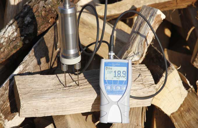 Test d’humidité sur bois bûche (crédit photo: Poujoulat)