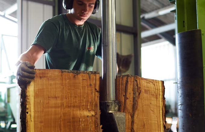 Fabrication du merrain (crédit photo: Syndicat des mérandiers de France)